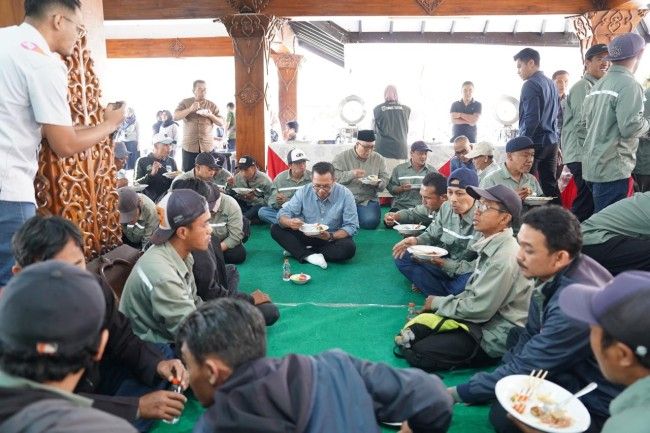 Wali Kota Batu Sarapan Bersama Petugas Kebersihan, Bahas Beban Kerja Saat Libur