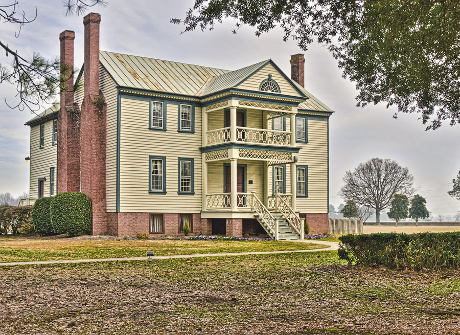 Old Southern Plantation House HDR creme