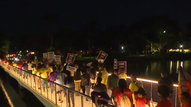 Protesters swamp Miami outside GOP debate, fight for 15 min wage — RT