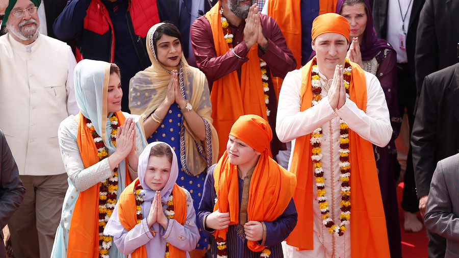 Justin Trudeau’s Indian outfits mocked tirelessly on Twitter (PHOTOS