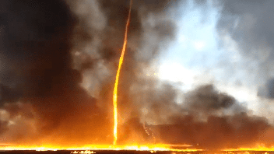 Rare fire tornado caught on film during UK industrial blaze (VIDEO