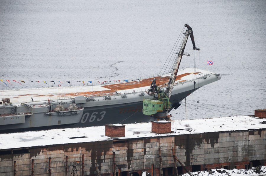 Collapsed dock crane pictured on Russian aircraft carrier after