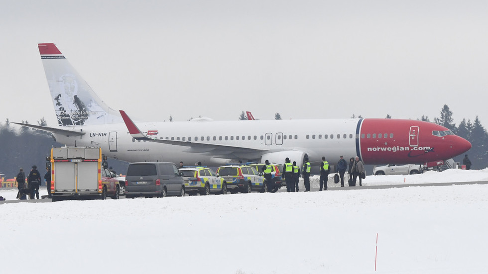 Bomb threat forces Norwegian passenger plane to make emergency landing