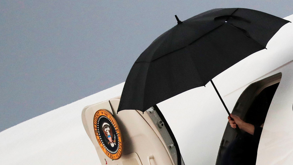All the presidents’ umbrellas How Trump & other world leaders struggle