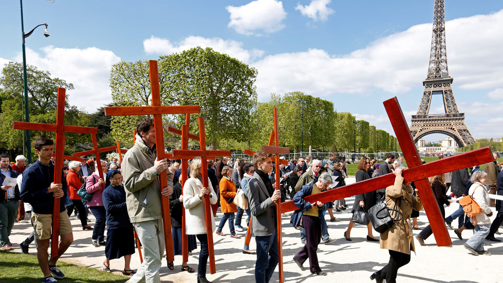 France urges people not to gather over Easter as Covid