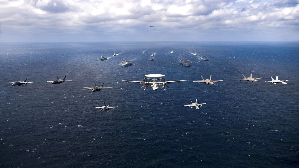 US Navy displays 2 supercarriers in Philippine Sea drill