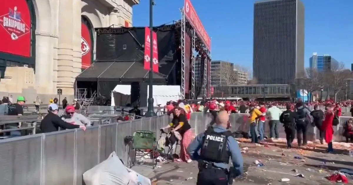 Video/ Të shtëna me armë në Kansas City, kaos pas paradës së fituesve