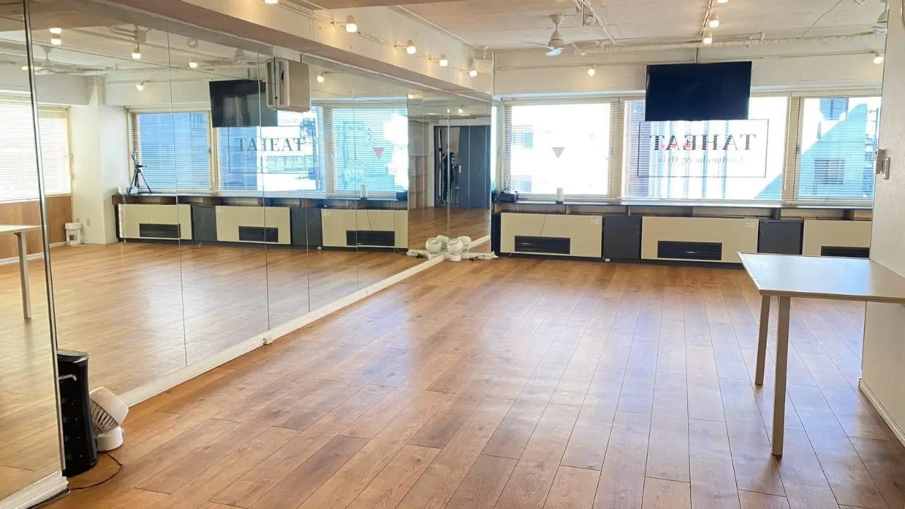 【恵比寿駅近！全面鏡張り女性向け明るくオシャレなレンタルスタジオ】恵比寿駅近！鏡張りのスタジオで...