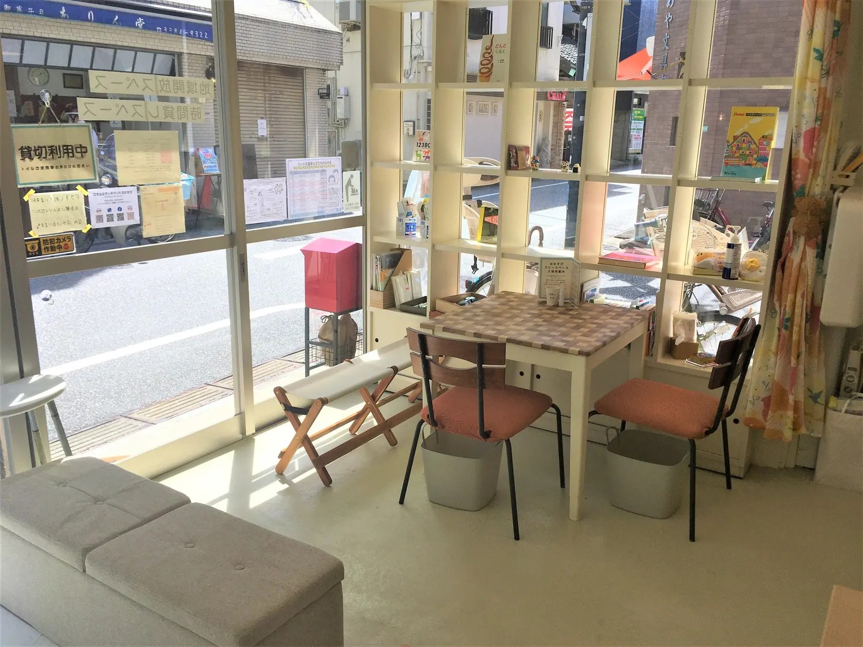 【コミュニティスペースおむすび】商店街路面のコミュニティスペー...