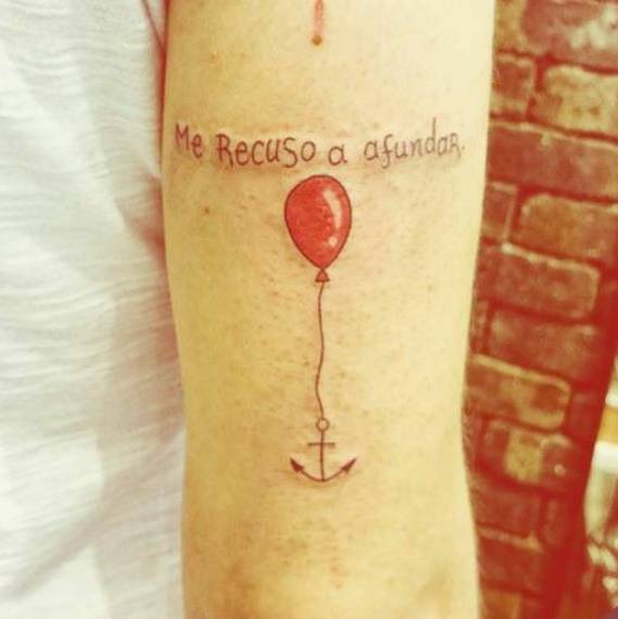 Me recuso a afundar ! By Vitorino Tattoo desenhos Tatuagem Tricep tattoo saying "me recuso a afundar", which means