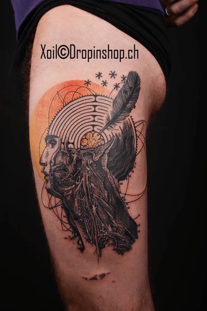 Graphic piece on the left thigh.