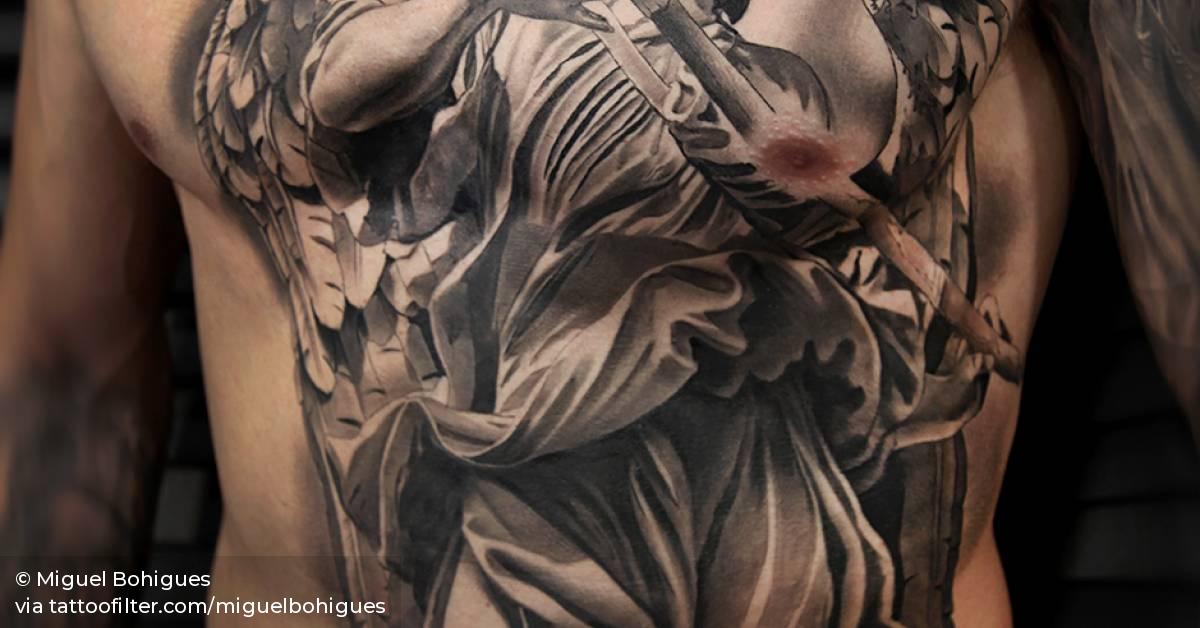 Tatuaje de un ángel de estilo black and grey inspirado