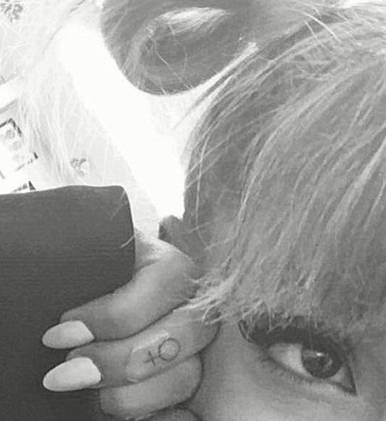 Venus Symbol Tattoo On Ariana Grande's Right Ring 421_x_386_jpg