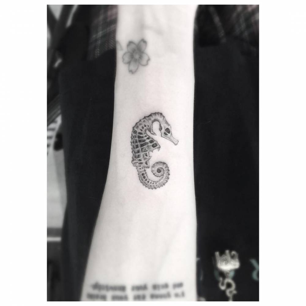 Single needle sea horse tattoo on Frances Bean Cobain.