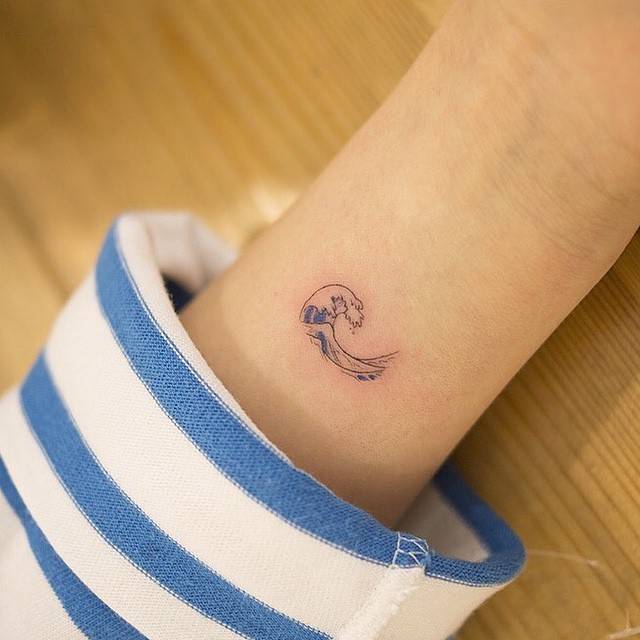 Tiny "The Great Wave off Kanagawa" inspired tattoo on