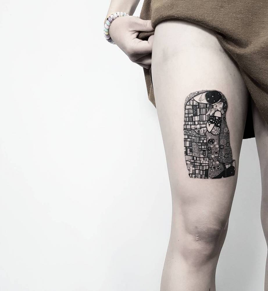 Klimt's 'The Kiss' Inspired Tattoo On The Right Thigh. 1000_x_922_jpg
