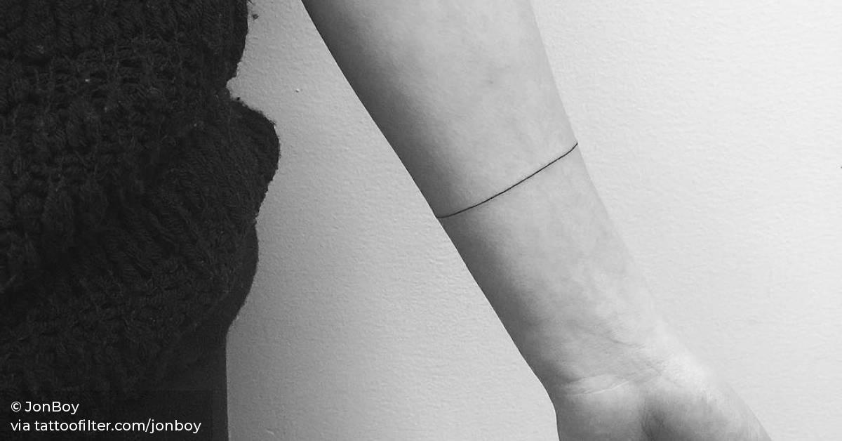 Minimalist armband tattoo.