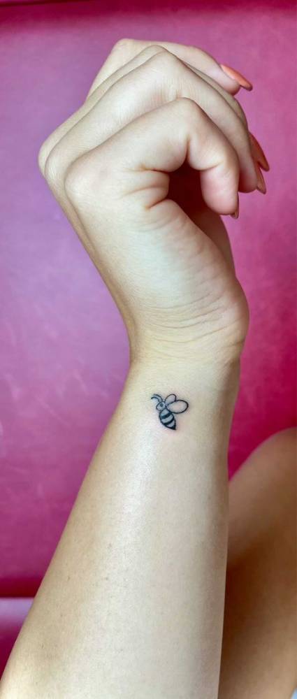 Bee Tattoo On Bianca Vanessa Andreescu. 1000_x_425_jpg