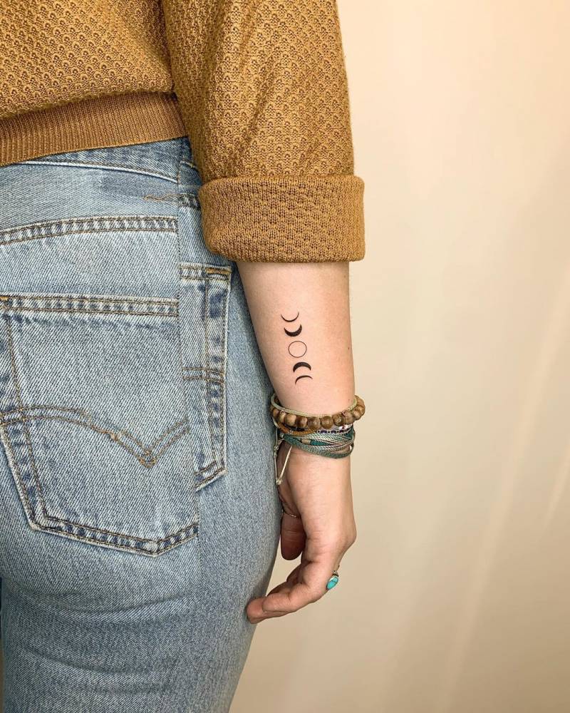 Minimalist Moon Phases Tattoo On The Forearm 1000_x_800_jpg