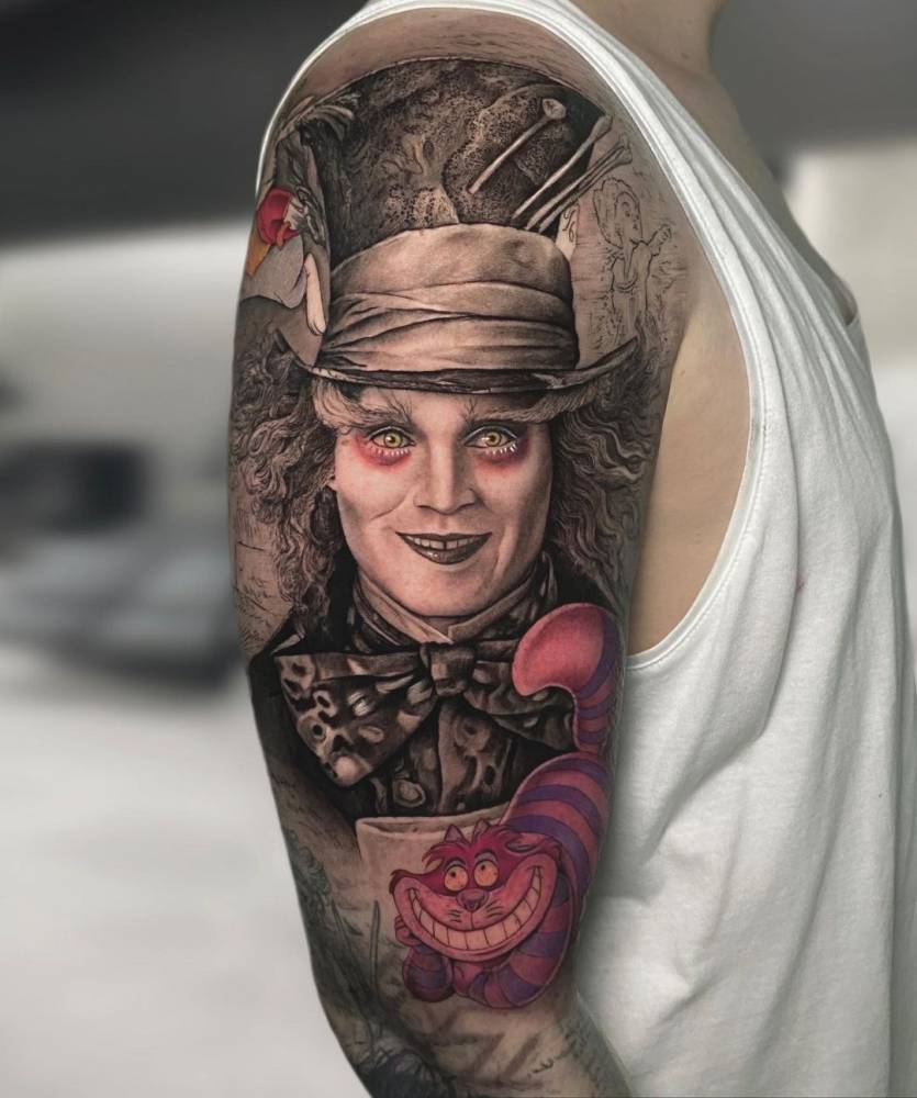 Mad Hatter And Cheshire Cat Tattoo On The Upper Arm 1000_x_835_jpg
