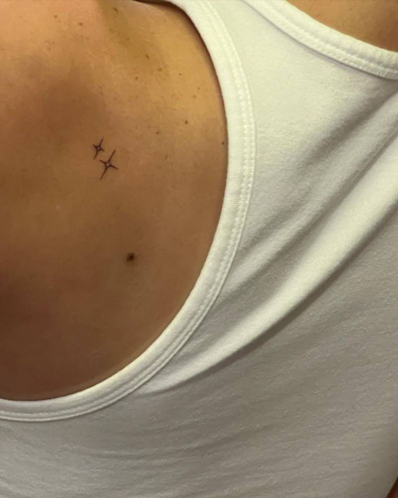 Minimalistic stars tattoo located on Charli D'Amelio's