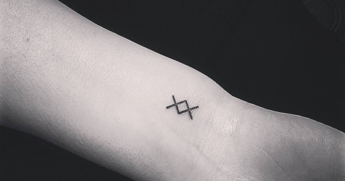 Inguz tattoo on the right wrist.