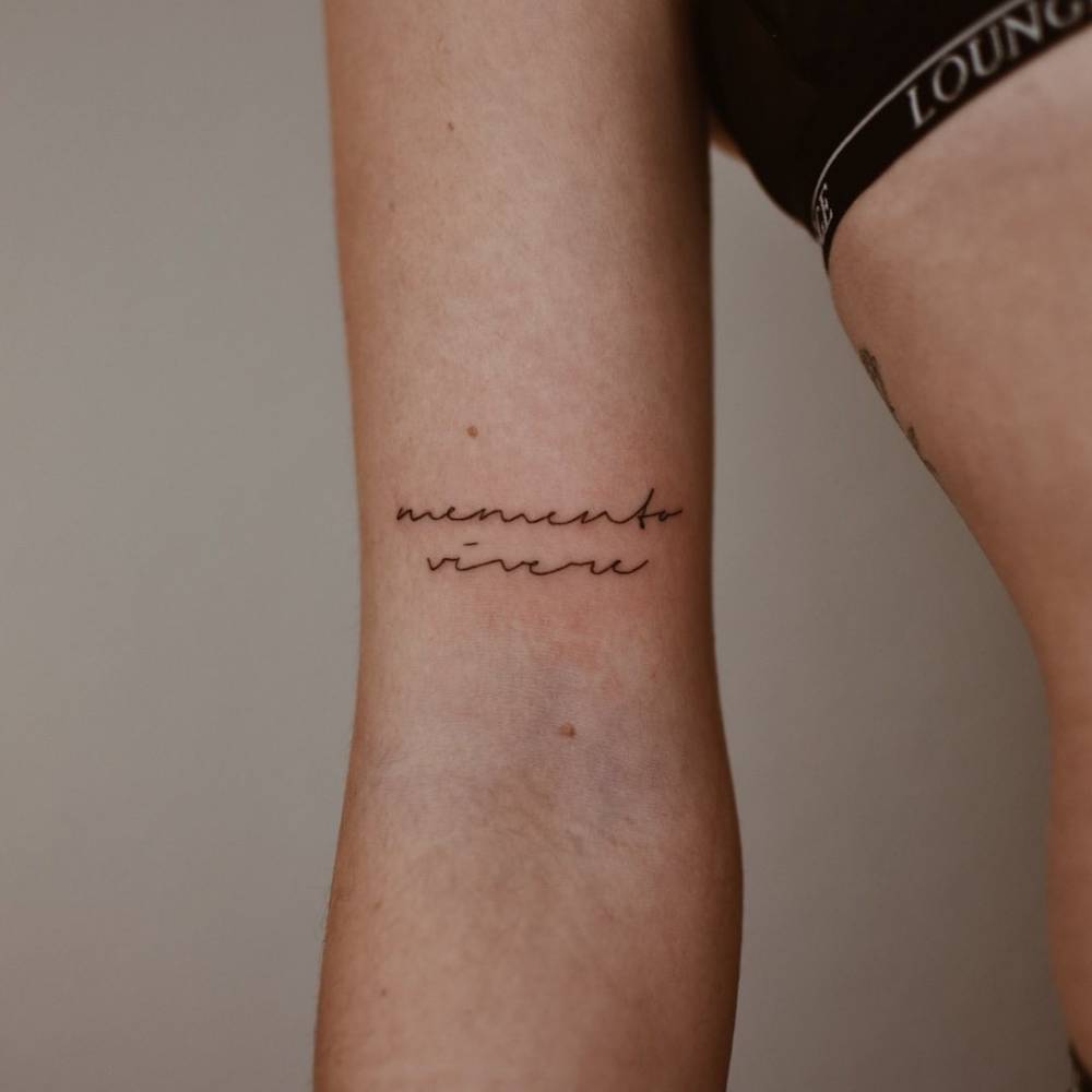 "Memento vivere" lettering tattoo handwritten on the