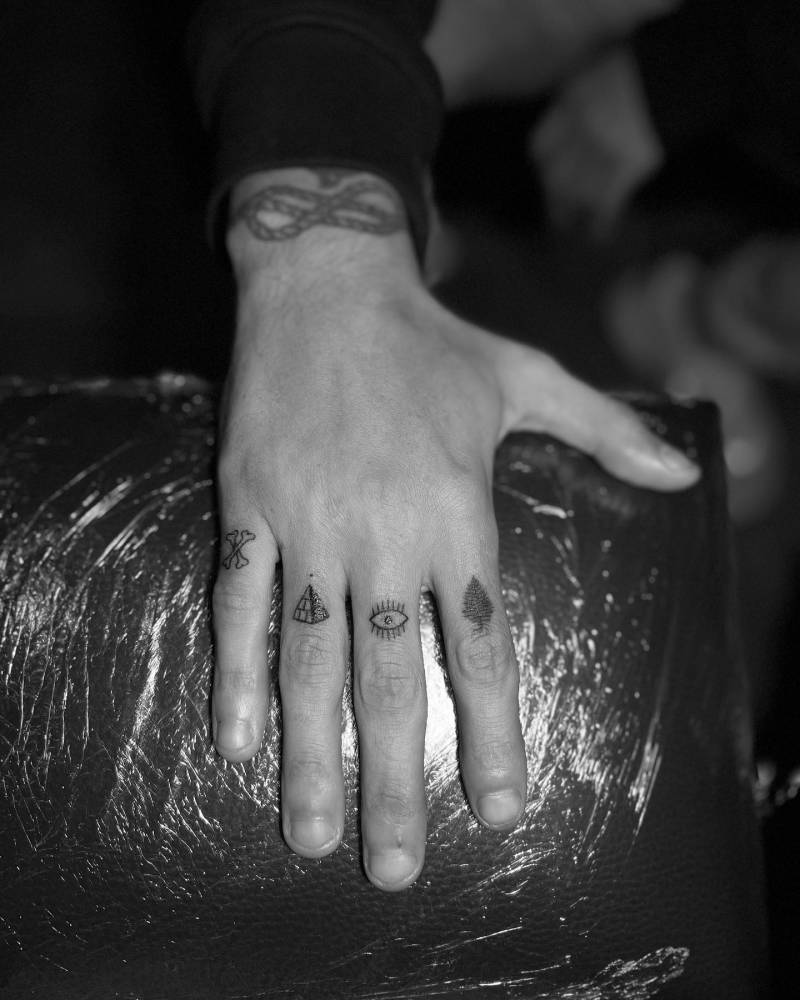 Louis Tomlinson's knuckles tattoos.