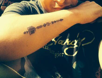 Tatuaje De Una Flecha En El Antebrazo De Checko. 333_x_438_jpg