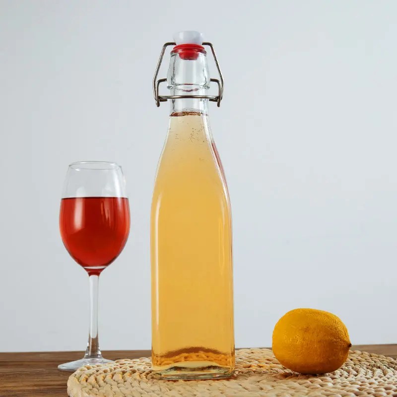 China Sealed Clear Lead Free Empty Drinking Glass Bottle with Swing Lid