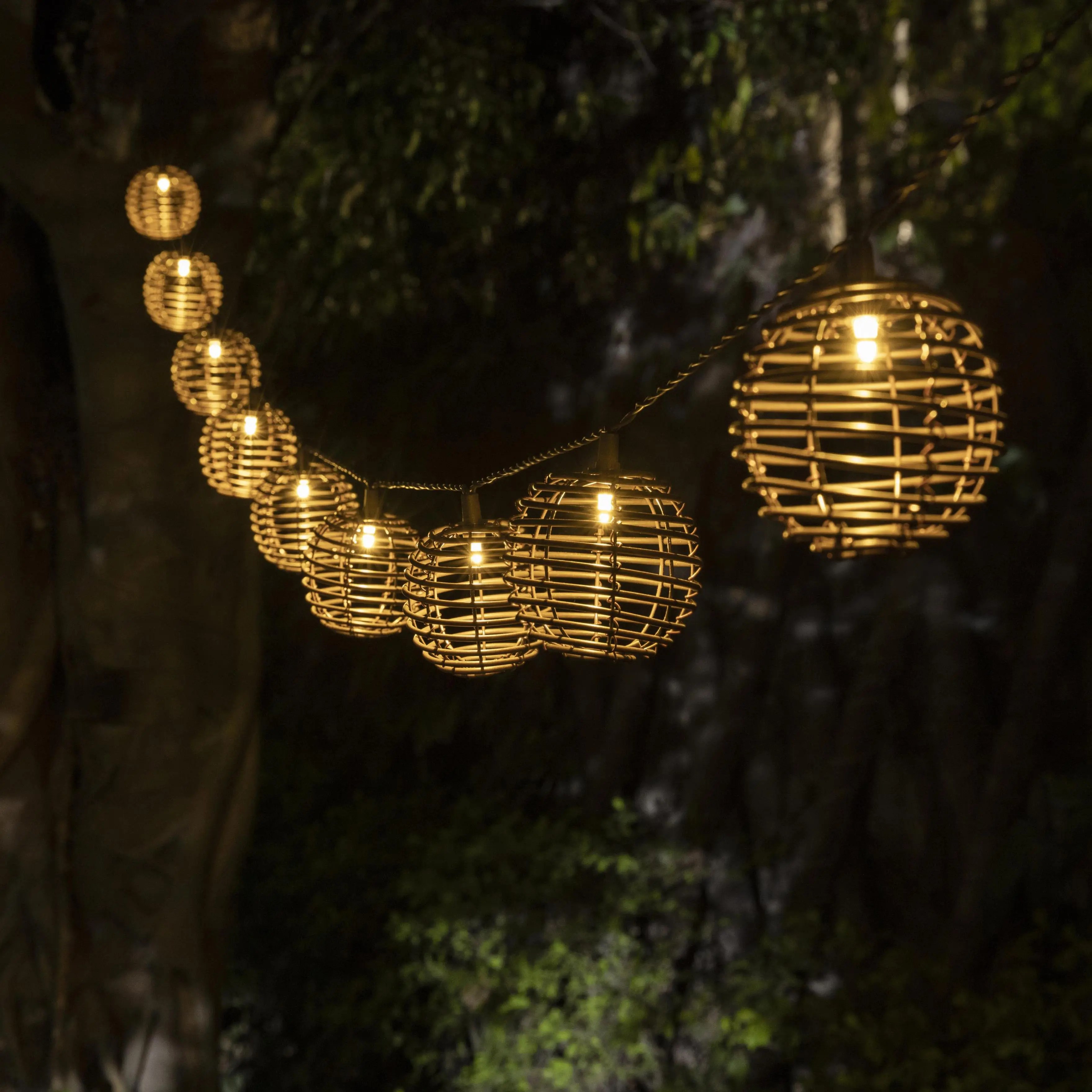 China Wholesale and Supply Solar Powered Rattan Lantern String Lights