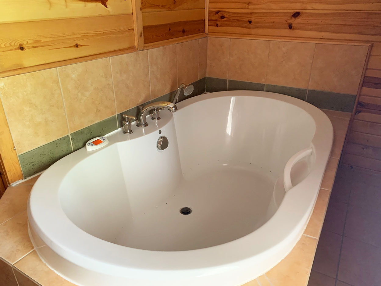 Whirlpool Suites Cedar Lodge & Settlement