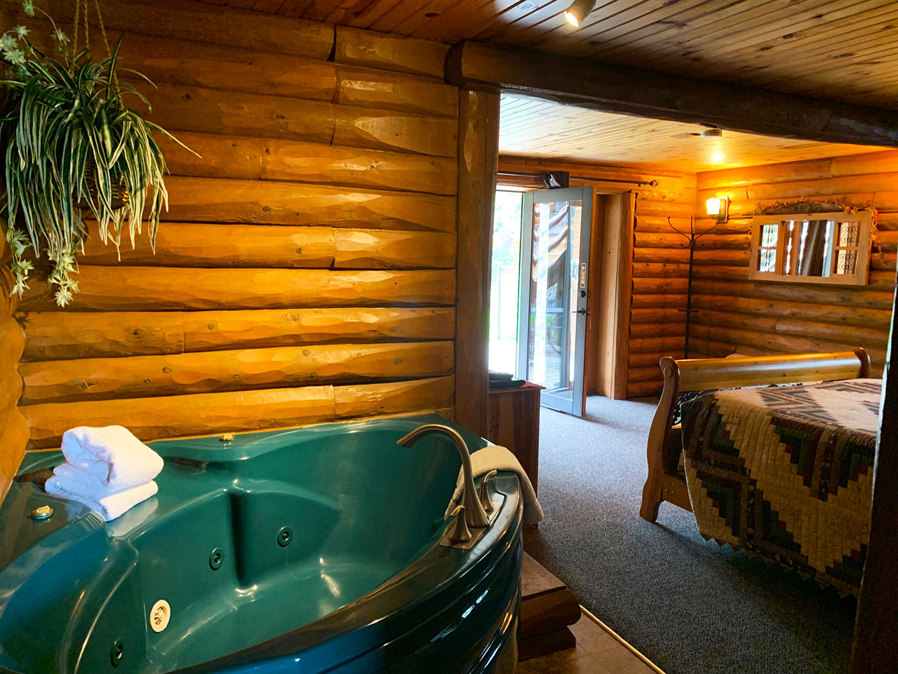 Whirlpool Suites Cedar Lodge & Settlement