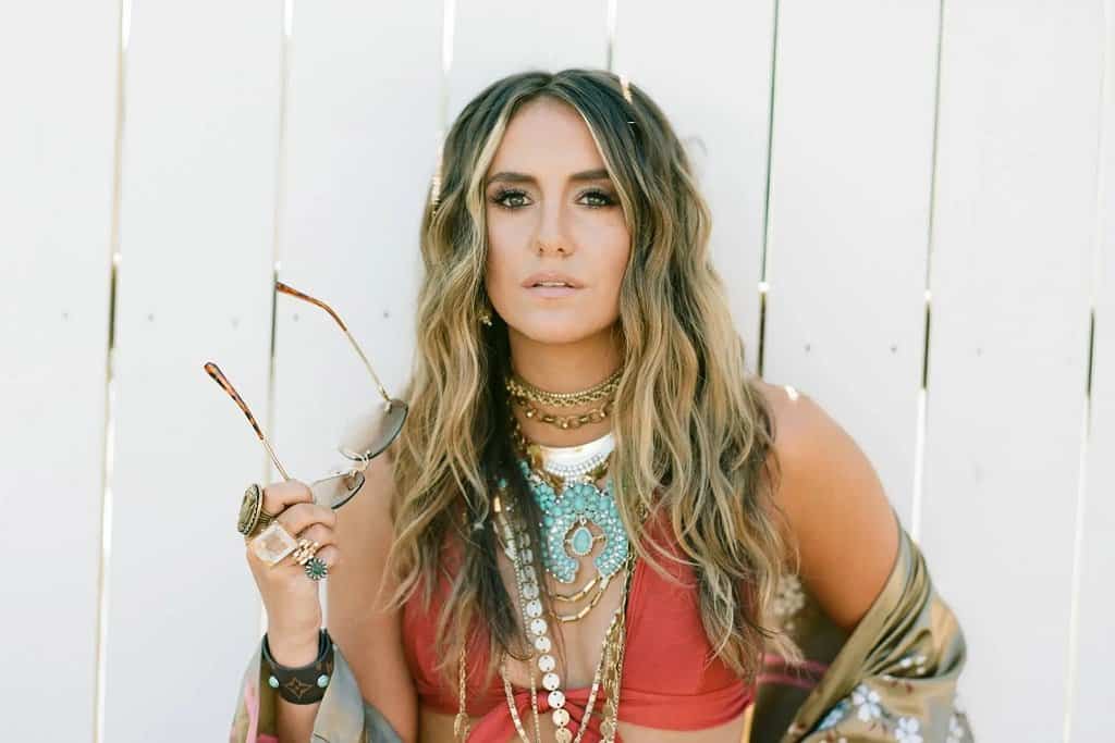 Who Is Lainey Wilson Dad Brian Wilson? Age Gap Mother