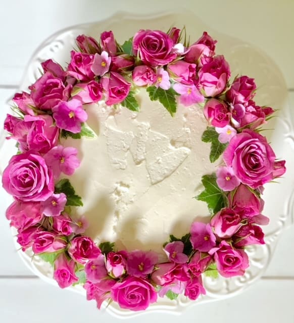 Cake with Fresh Flowers Celebrated Nest