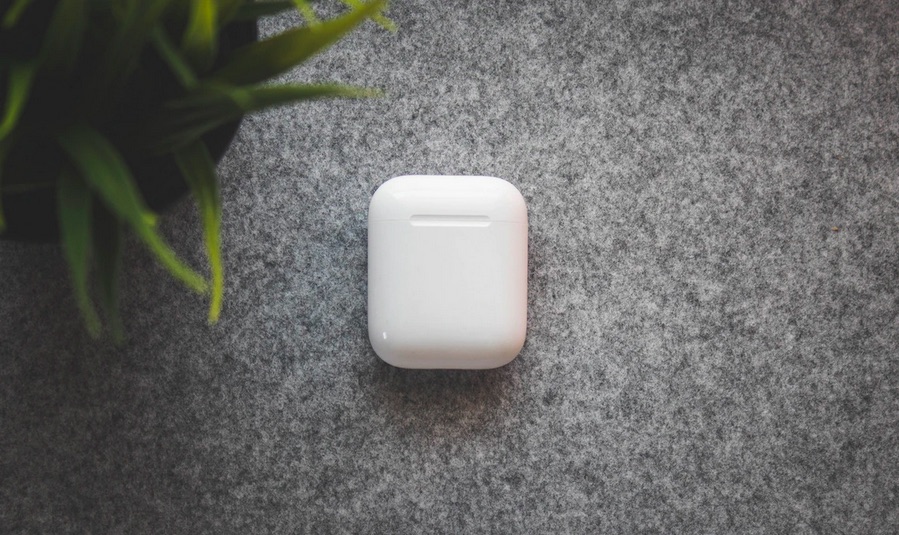 How to Clean Earbuds and Sanitize Them Properly