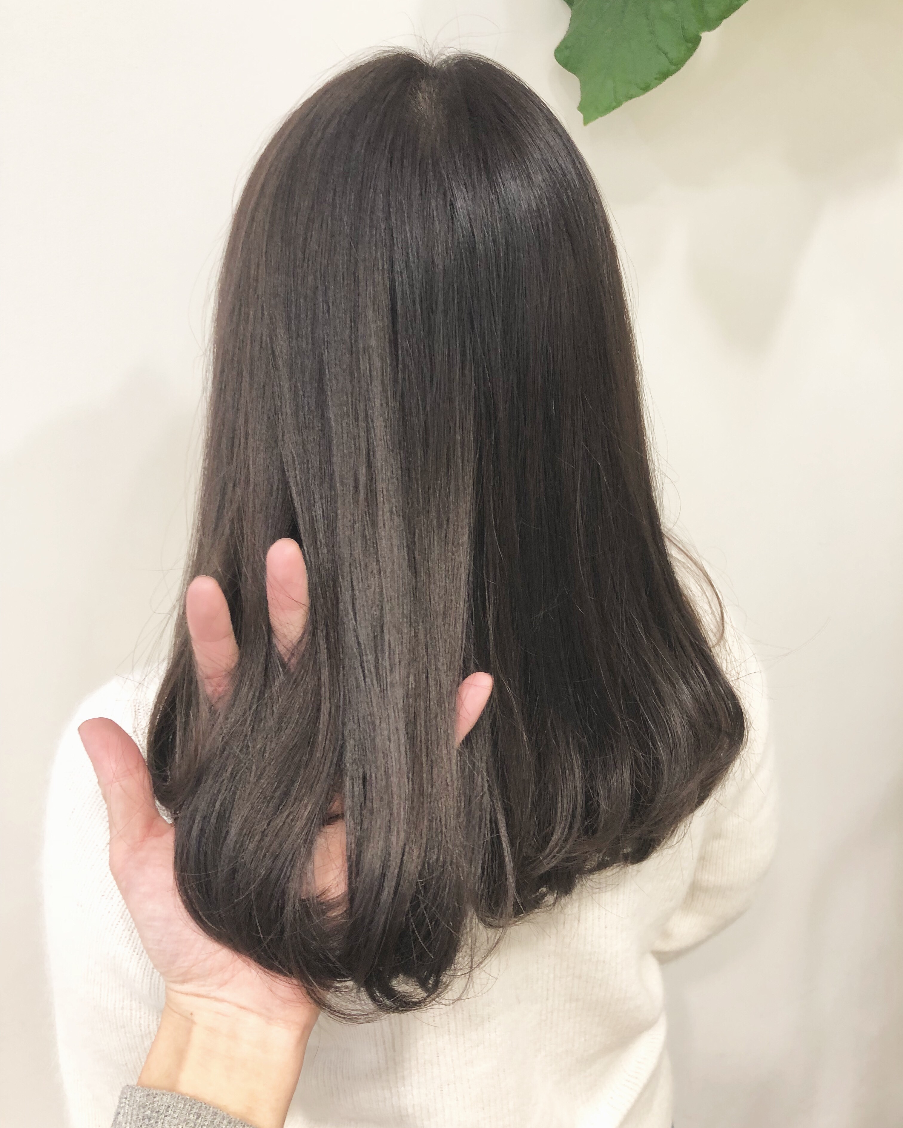 手島優さんの髪型。 【ミネコラ質感矯正】などヘアケア・トリートメントに特化した渋谷の美容室セルサスの公式サイトです