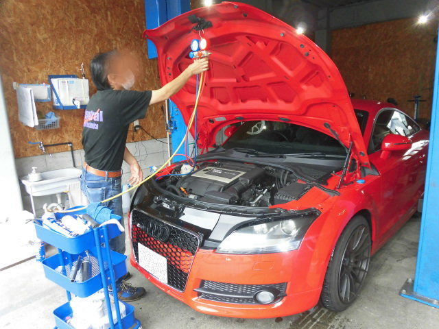 アウディTT エアコンガス交換