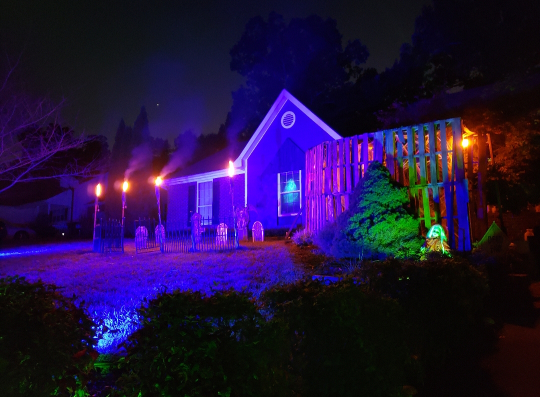 Local Richard Watts Presents His Annual Halloween Display The Central