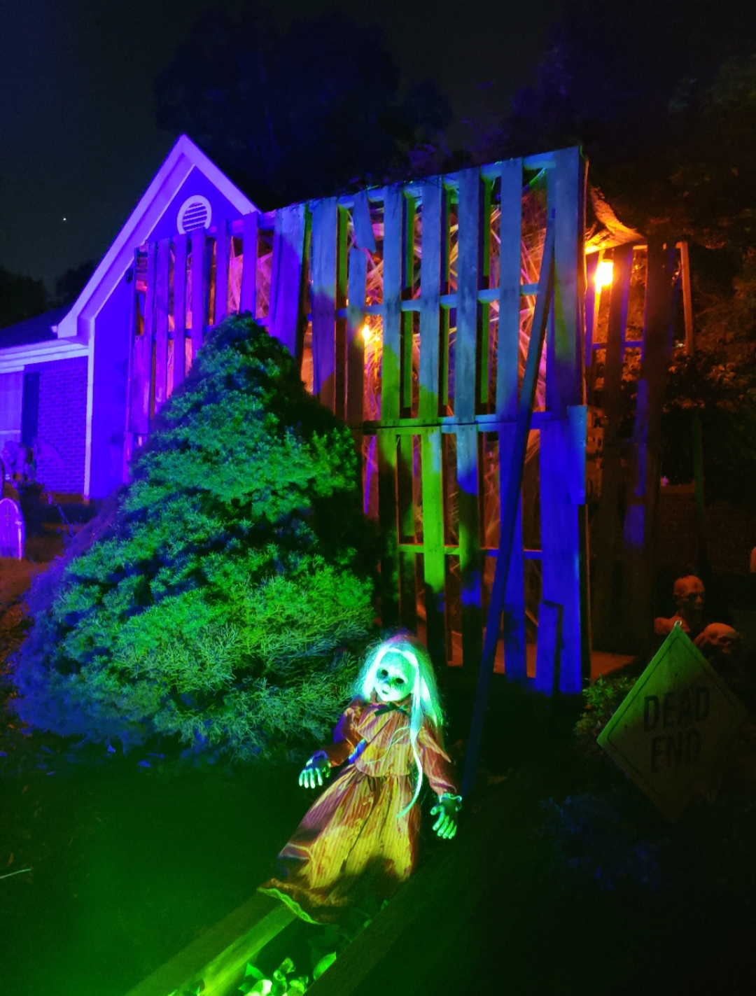 Local Richard Watts Presents His Annual Halloween Display The Central