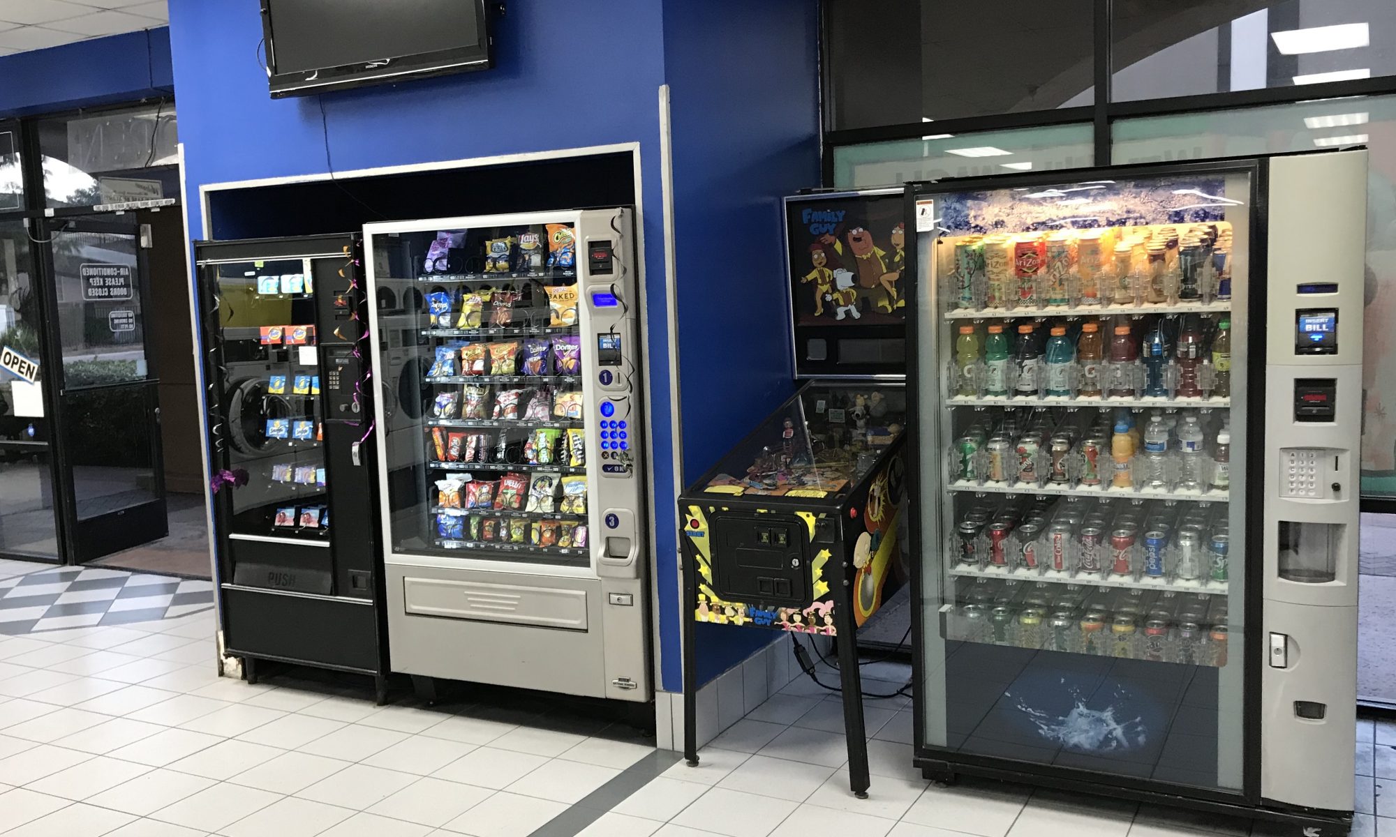 Nice Laundromat with Attendant, 6 TVs, Free Wifi, Pinball Centre Laundry