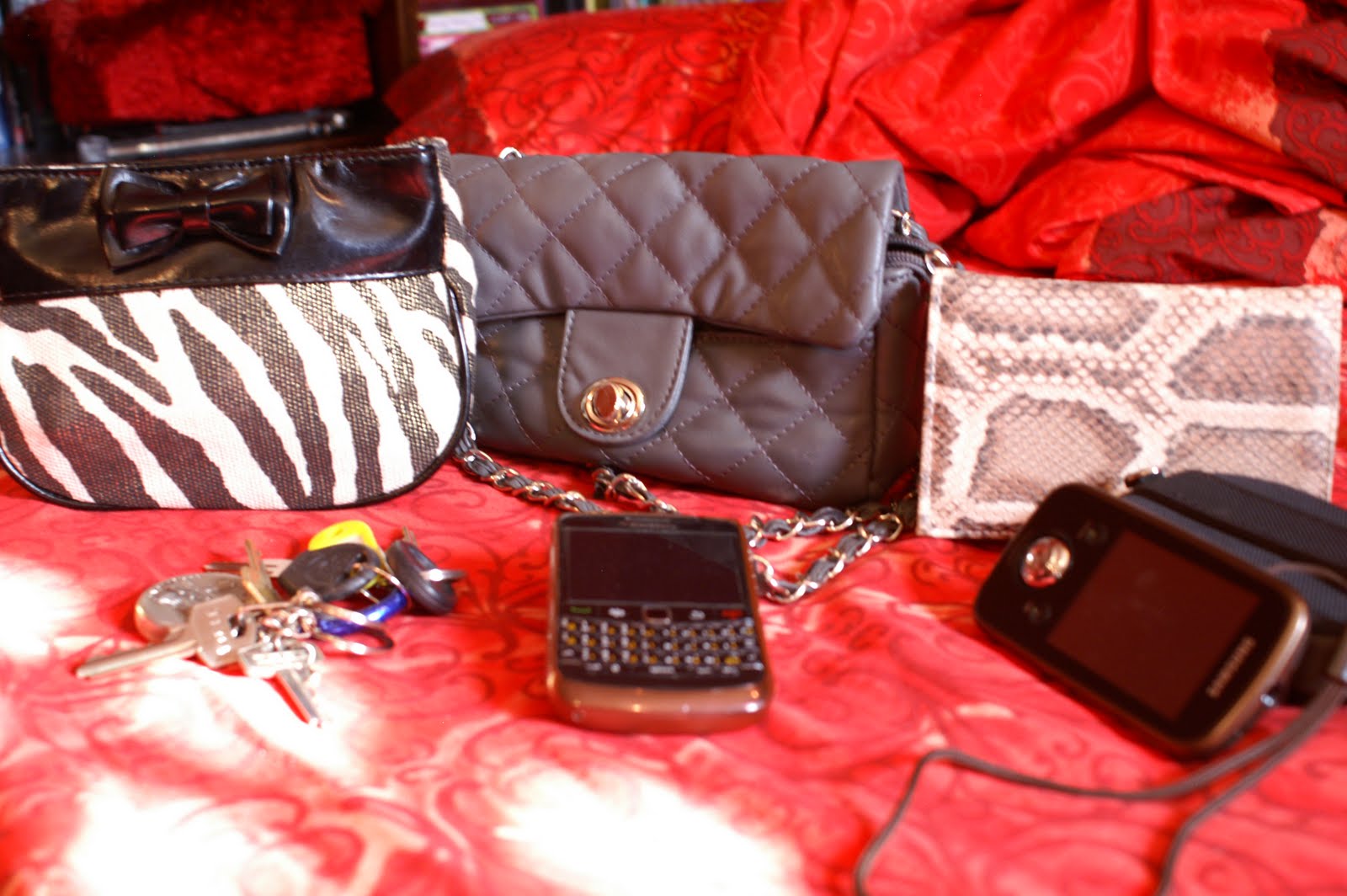 Difference between fake bags and authentic bags? Ces72