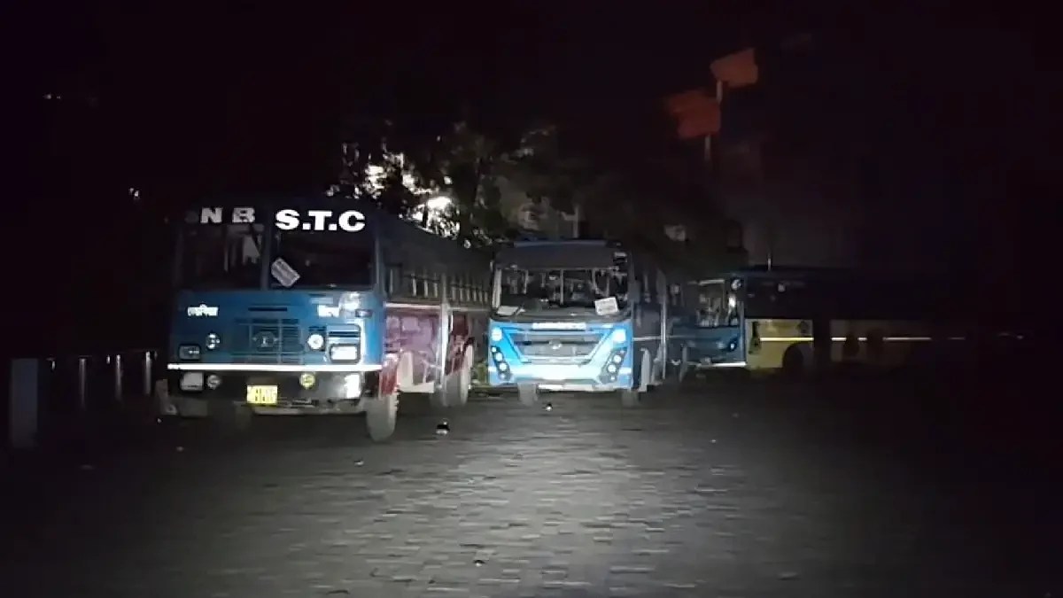 বকেয়া বিলে অন্ধকারে বালুরঘাট সরকারি বাসস্ট্যান্ড! চরম ভোগান্তিতে যাত্রীরা