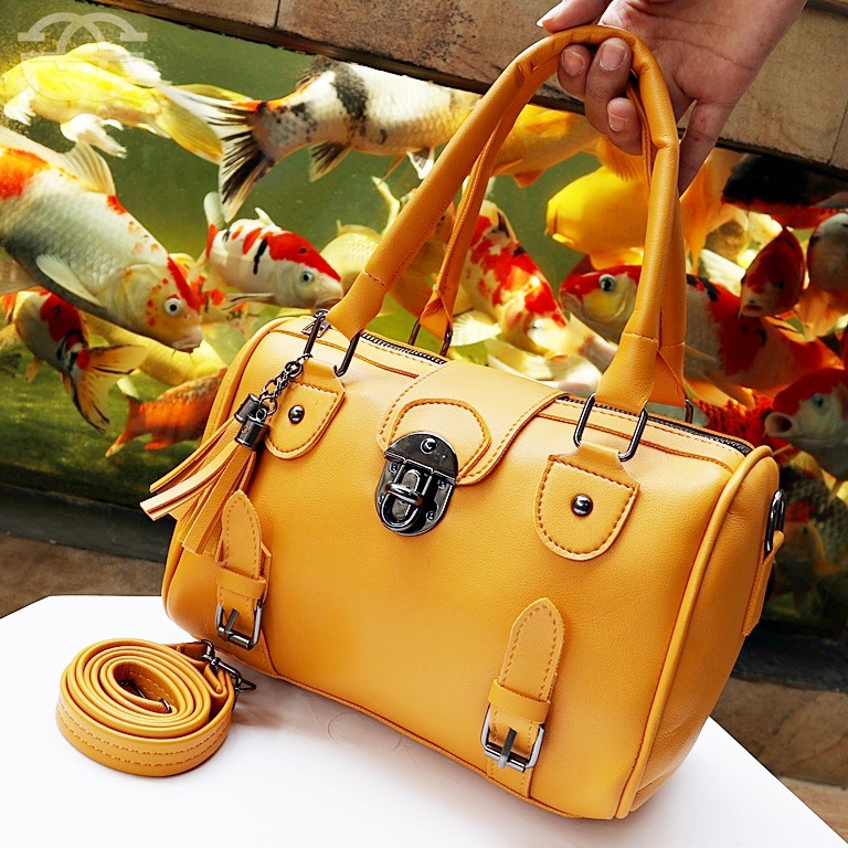 Women's sling bag 6588 Women's Fashion Bag This sling bag is huge