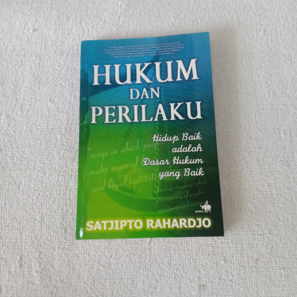 HUKUM DAN PERILAKU Hidup Baik Adalah Dasar Hukum Yang Baik - Satjipto  Rahardjo | Shopee Indonesia