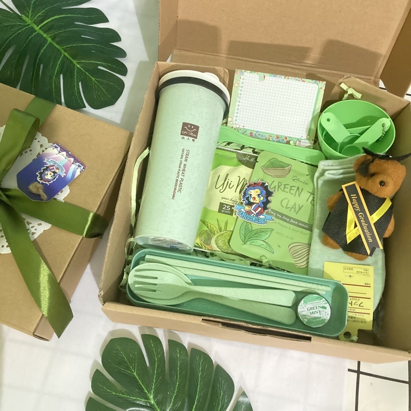 (FREE GIFT) GREEN HAMPERS GIFT BOX/ MASKER/GRADUATION