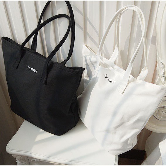 Tas kanvas hitam putih yang simpel dan elegan untuk wanita