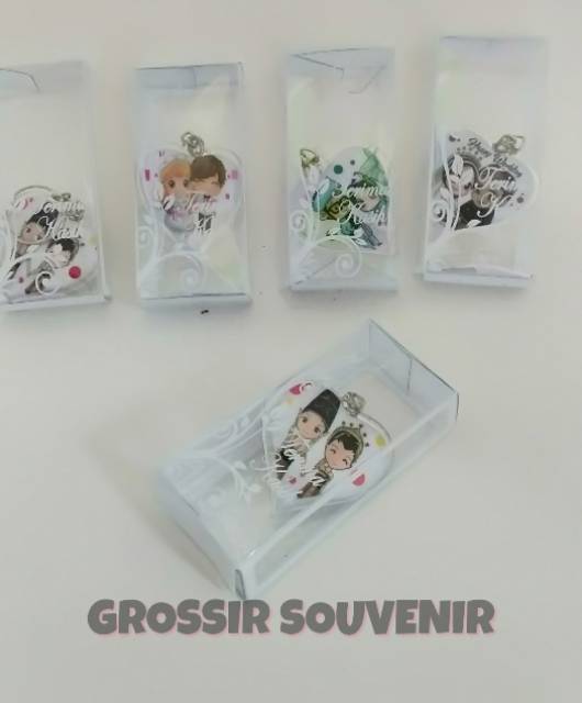 SOUVENIR PERNIKAHAN GANTUNGAN KUNCI PENGANTIN KEMAS MIKA