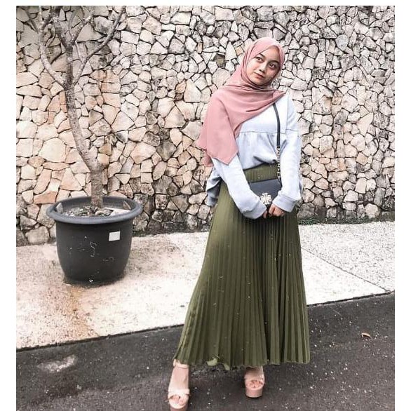 30+ Trend Terbaru Style Hijab Dengan Rok Plisket Abu Abu
