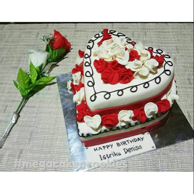 Kue Ulang Tahun Bentuk Love Warna Coklat Berbagai Kue